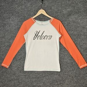 Iconic Style: Volcom Contrast Sleeve Rashguard for Water Sports